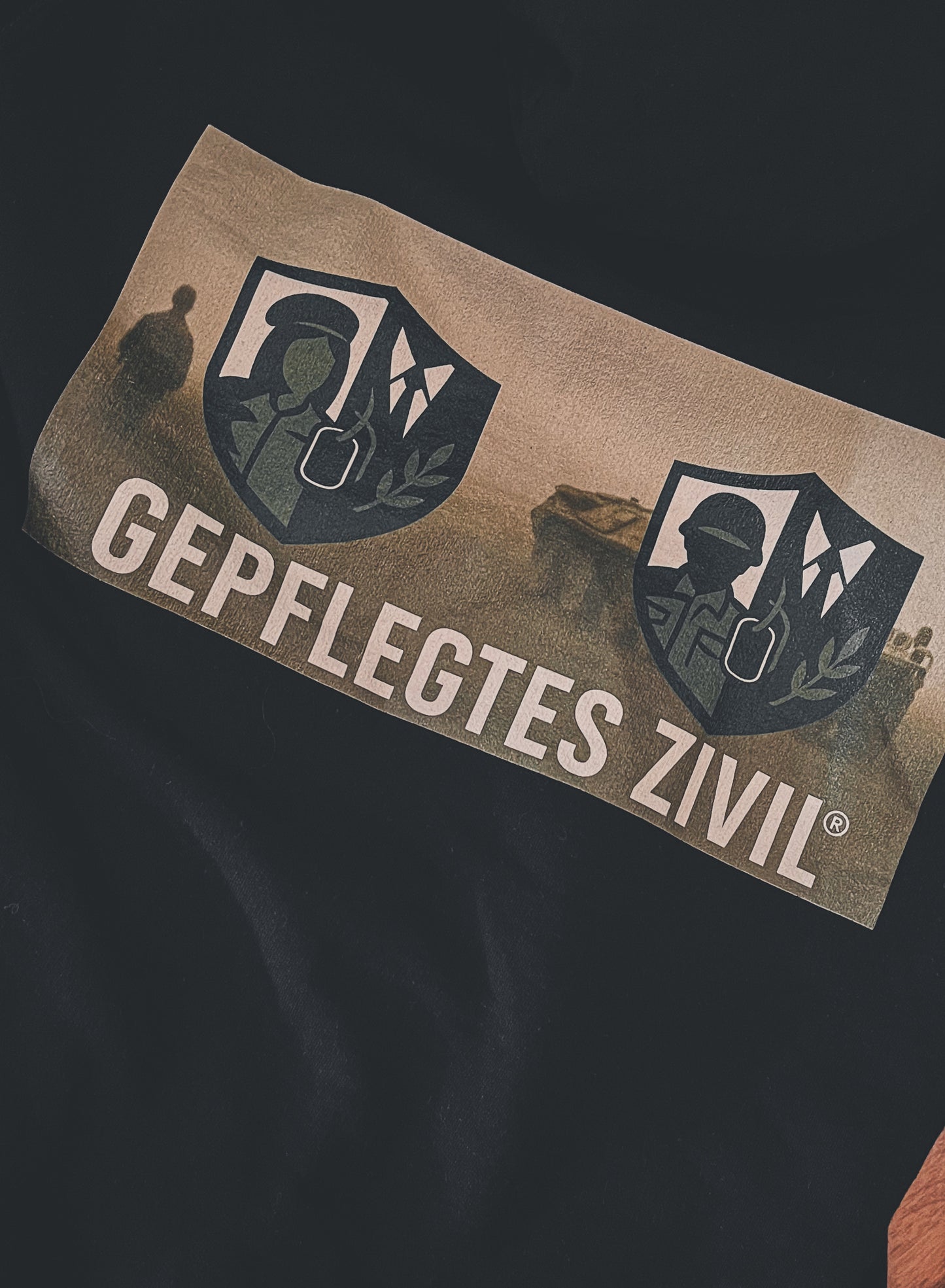 T-Shirt „Gepflegtes Zivil™“ – Schwarz (Backprint)